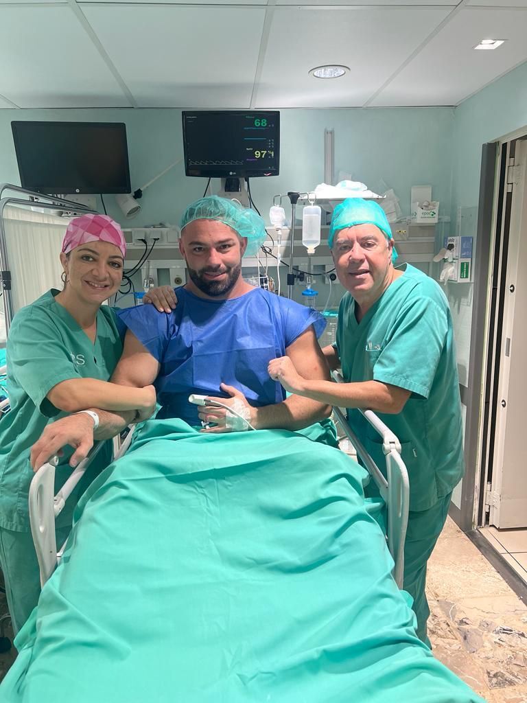 Agustín González, después de la intervención, junto al doctor Gerardo Garcés.