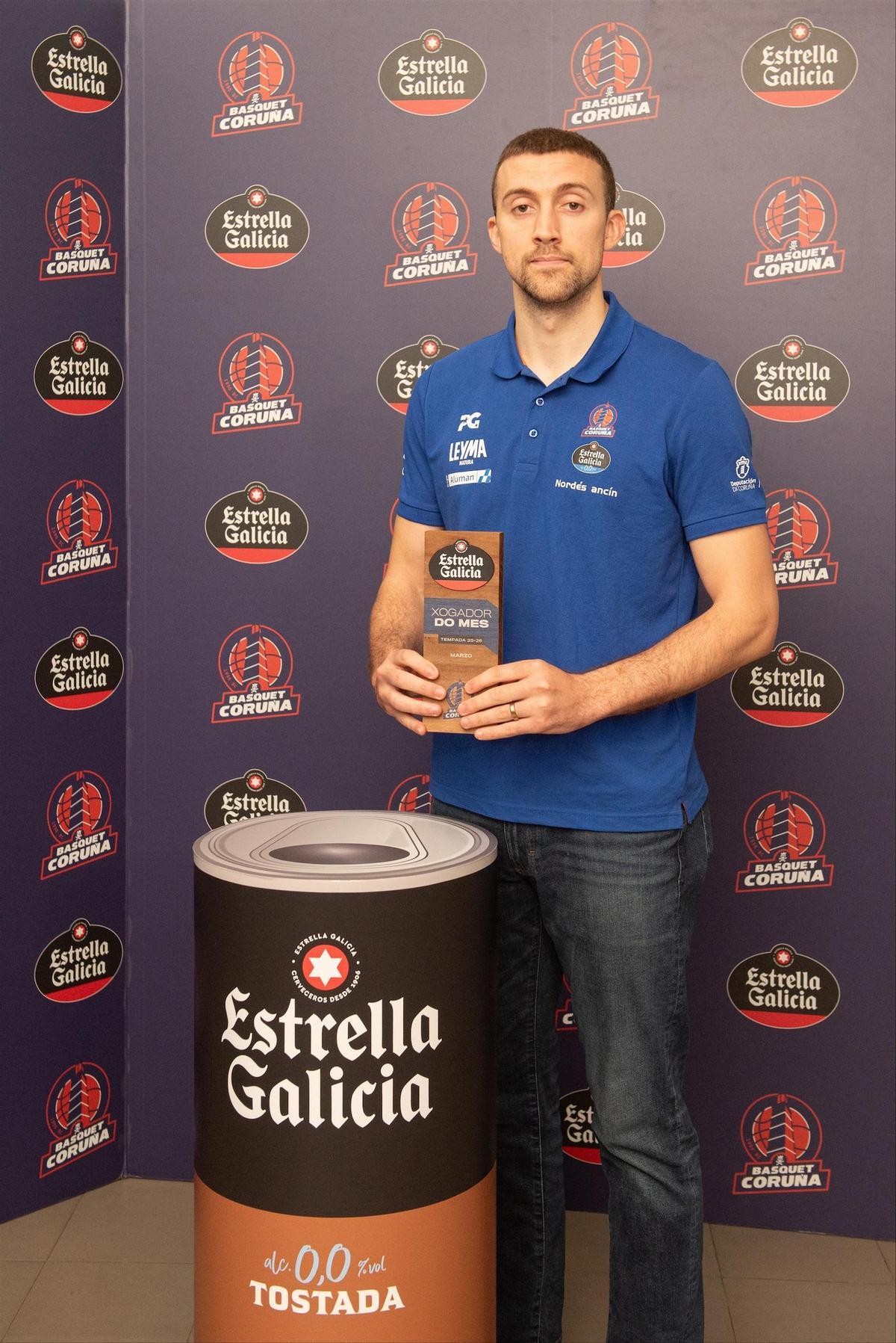 Joe Cremo posa con el premio Estrella Galicia al mejor jugador del Leyma en el mes de marzo.