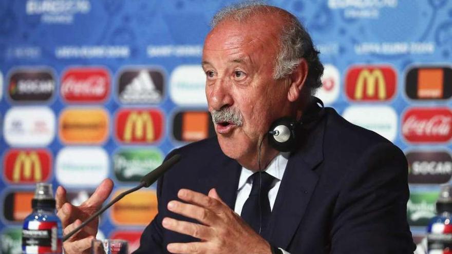 Vicente del Bosque, ayer en París durante la rueda de prensa.