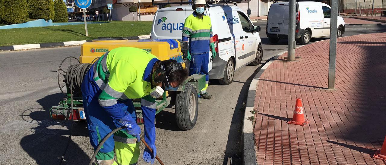 Operarios realizan la limpieza de la red de saneamiento