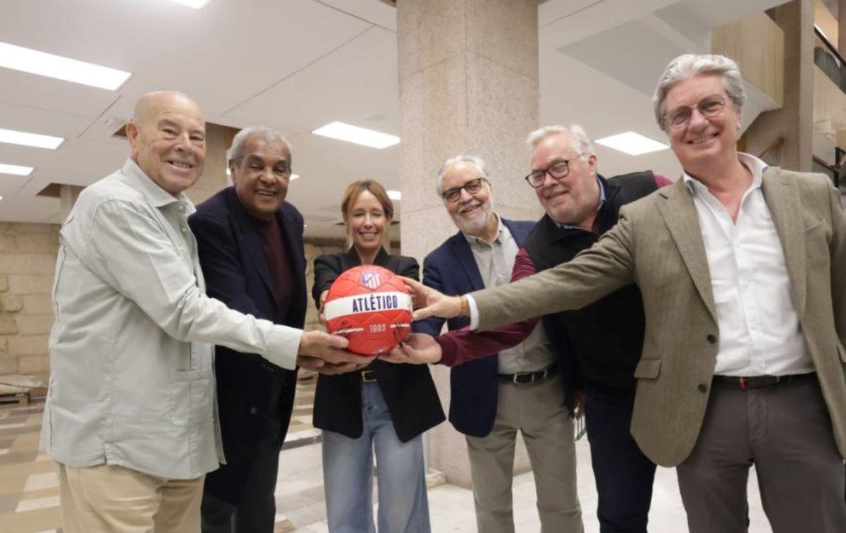 Asistentes a la presentación del congreso de peñas atléticas.