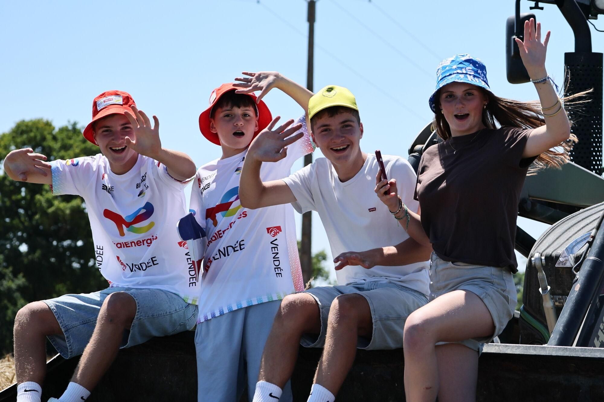 (France), 11/07/2025.- Spectators during the 7th stage of the Tour de France cycling race over 197km from Saint Malo to Mur-de-Bretagne, France, 11 July 2025. (Ciclismo, Francia) EFE/EPA/CHRISTOPHE PETIT TESSON