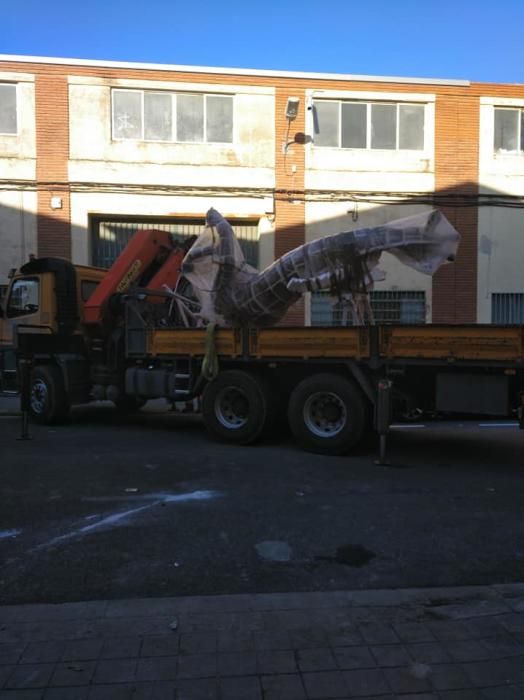 Retirada y llegada a Feria de las obras de José Manuel Gramage.