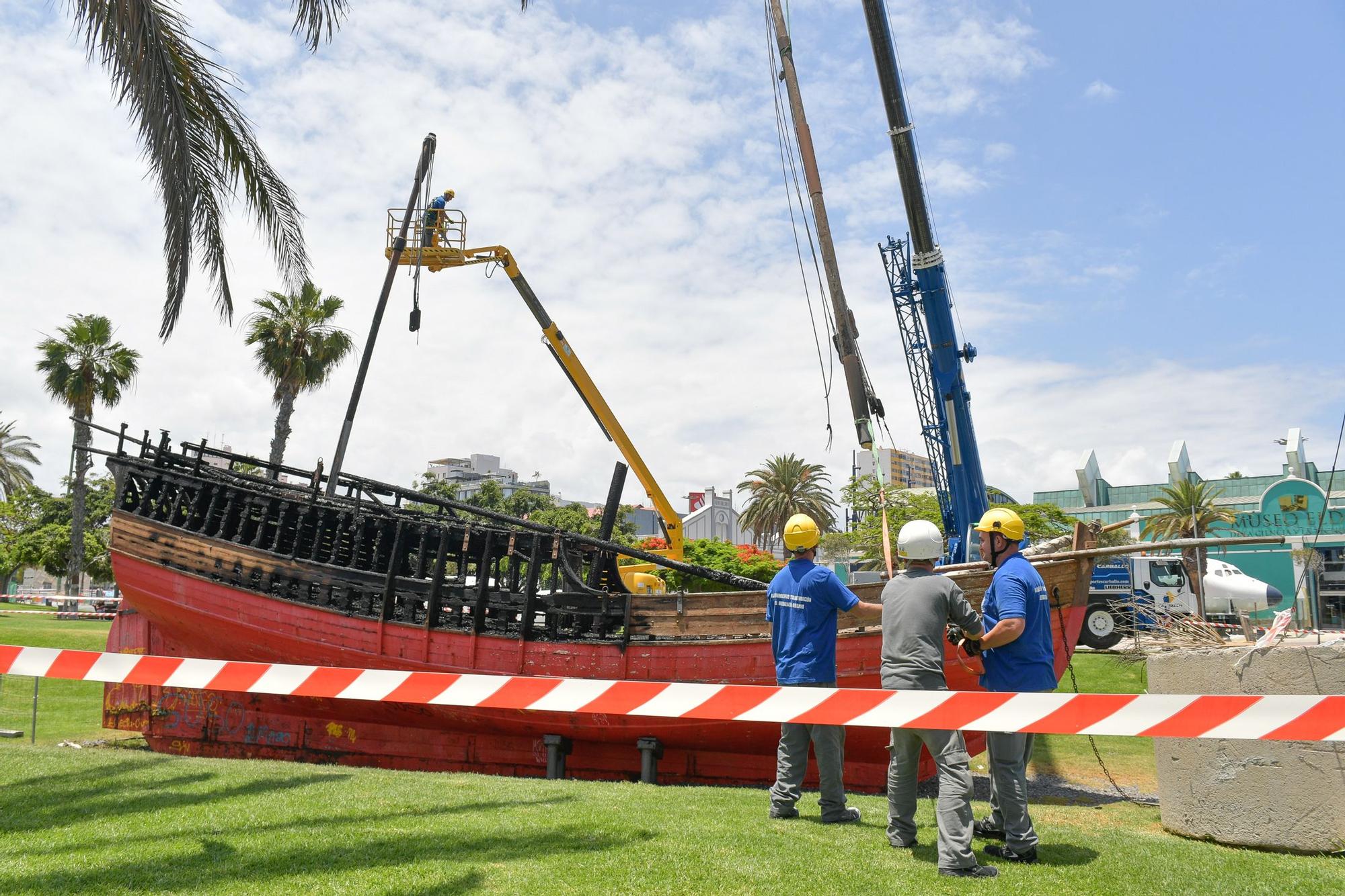 Arde la réplica de 'La Niña' en el Parque de Santa Catalina