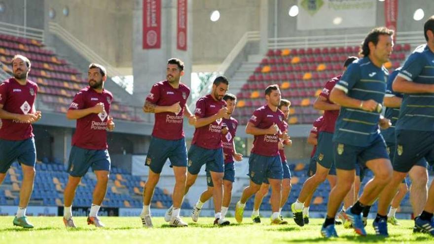 La primera plantilla, ejercitándose en el estadio de Pasarón bajo las órdenes de Luisito. // Gustavo Santos