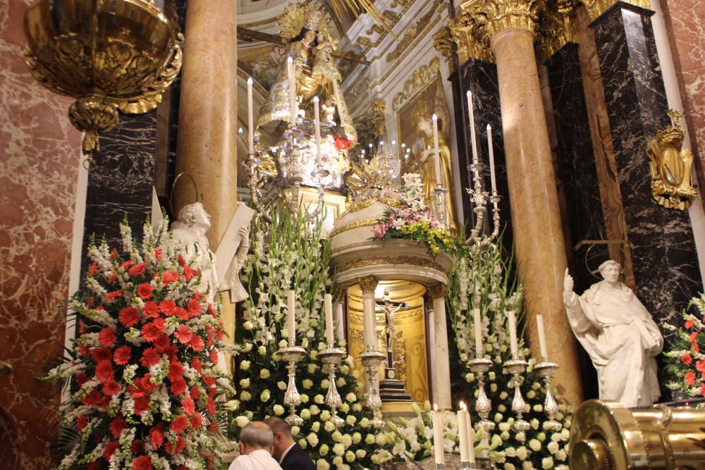 Los floristas decoran la Basílica de la Virgen de los Desamparados