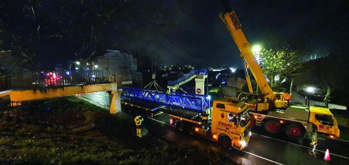 La nueva pasarela de celosía colocada en Pontecesures. |   //  FDV