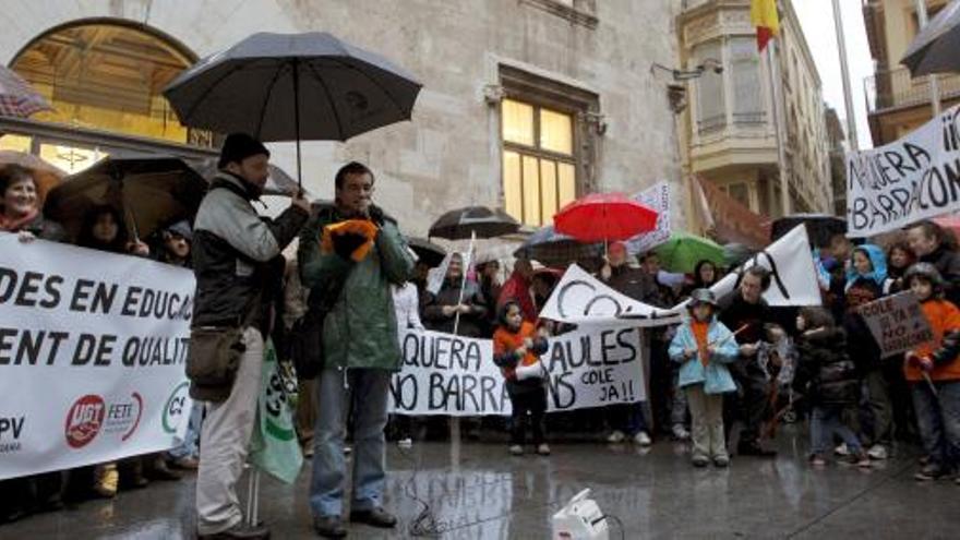 Los sindicatos STEPV, CCOO, CSI.F, ANPE y UGT celebran ante la Generalitat una concentracion de protesta contra los recortes en Educación y por el mantenimiento de las condiciones laborales del profesorado.