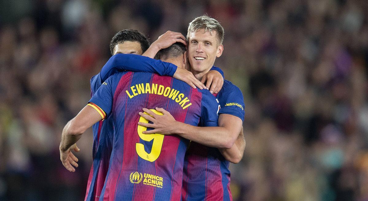 Lewandowski se despide de sus compañeros y ovacionado por el público del Camp Nou al ser sustituído durante el partido de liga entre el FC Barcelona y el Betis en el último partido de la temporada en el Camp Nou.
