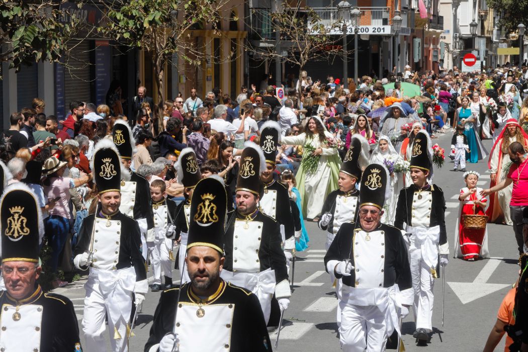 Flores y alegría para despedir la Semana Santa Marinera en el desfile de Resurrección