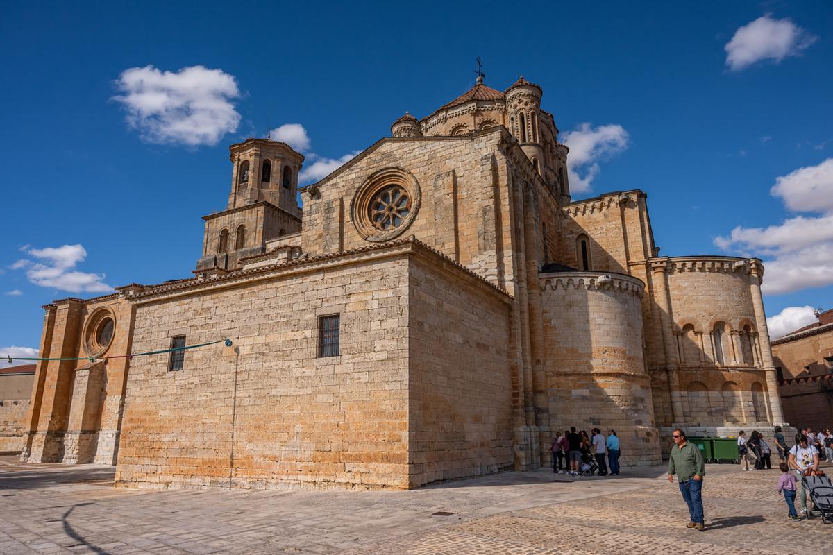 Los turistas visitan las calles y la Colegiata de Santa María la Mayor, una iglesia católica en Toro