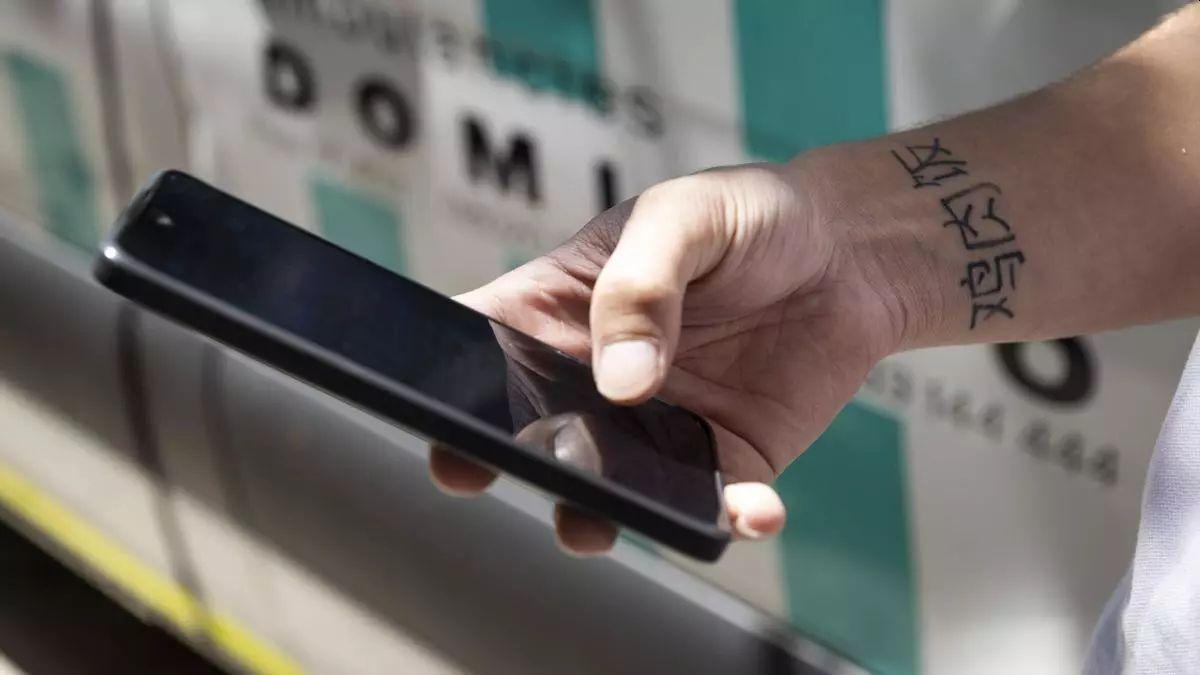 Persona utilizando un teléfono móvil.