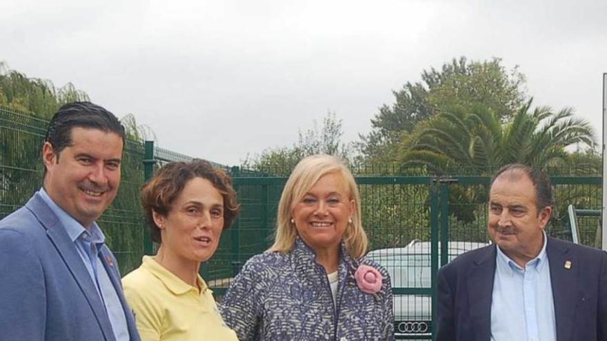 Silverio Argüelles, Pilar del Valle (directora del centro), Mercedes Fernández y Avelino Sánchez, ayer, en el colegio llanerense.