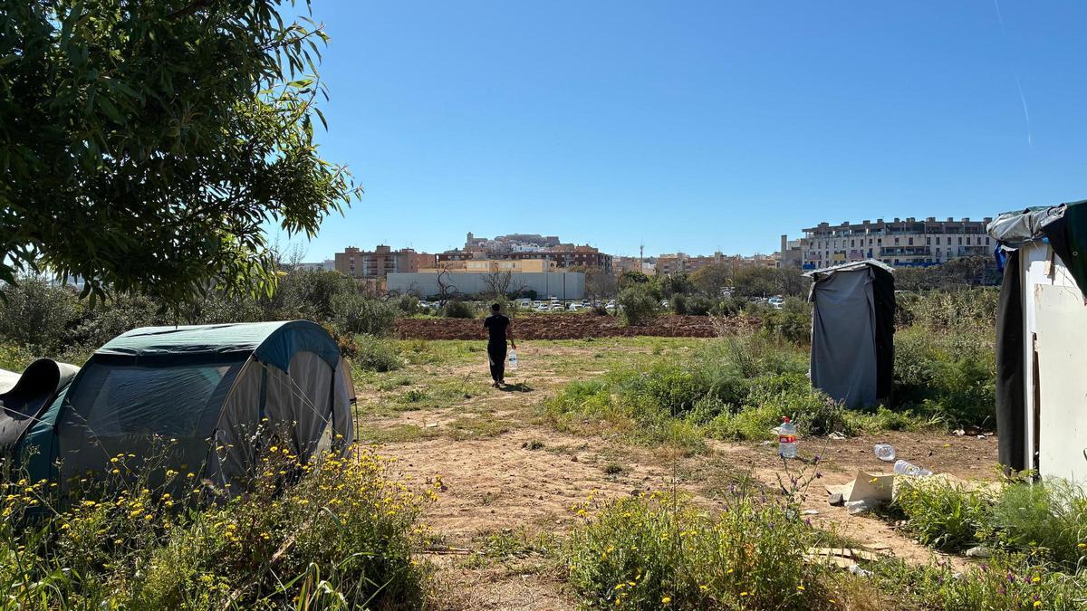 Una persona saharaui en el asentamiento de Sa Joveria que se desalojará este martes en Ibiza.