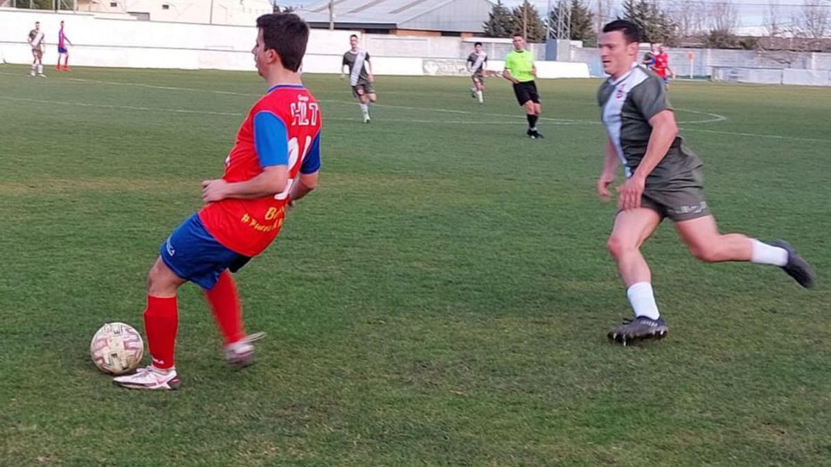 Un jugador del Benavente pasa el balón ante la presión de un rival.