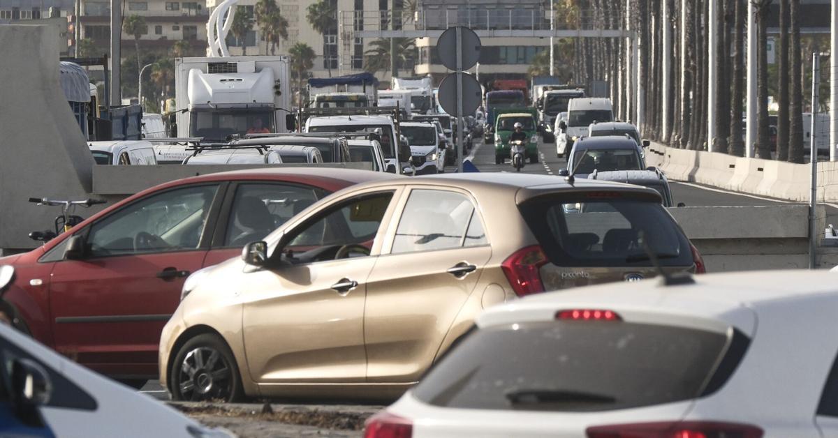 Atasco de tráfico en la rotonda de Julio Luengo y la Avenida Marítima.