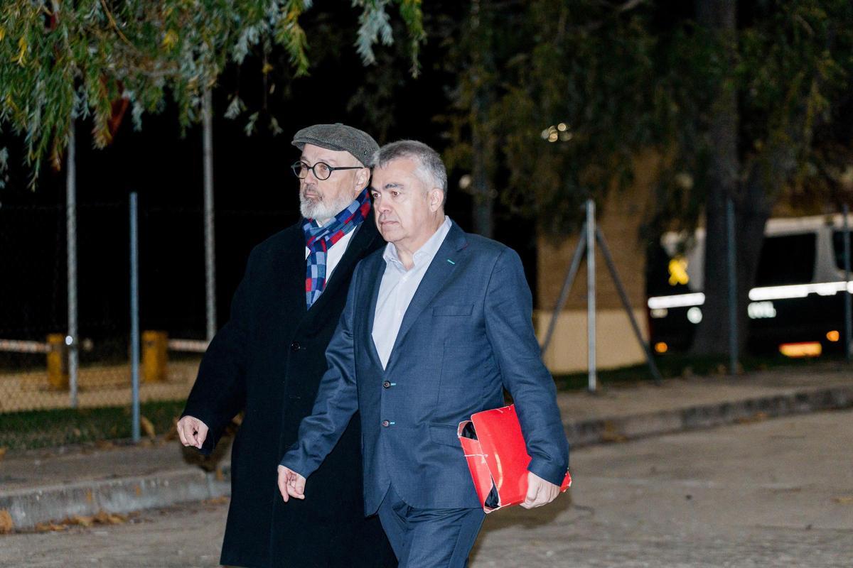 El exsecretario de organización del PSOE, Santos Cerdán (d), junto a su abogado Jacobo Teijelo (i) a su salida de la prisión de Soto del Real, a 19 de noviembre de 2025, en Soto del Real, Madrid (España).