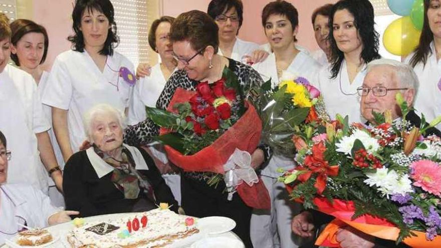 Josefa Álvarez celebró ayer su cumpleaños con personal de la residencia y sus dos sobrinos. // Iñaki Osorio
