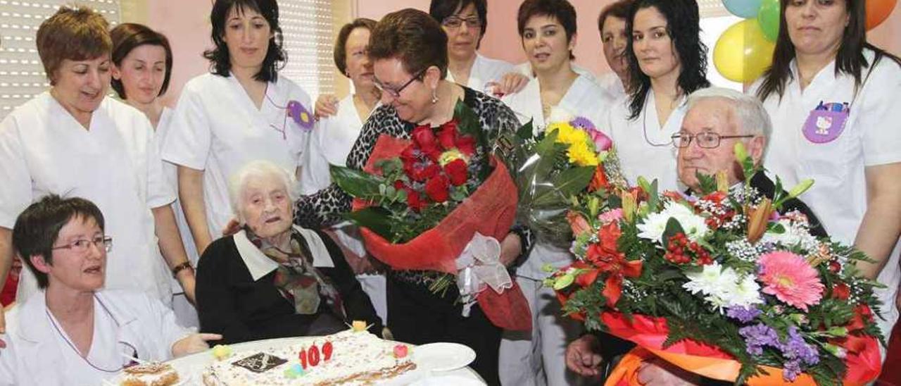 Josefa Álvarez celebró ayer su cumpleaños con personal de la residencia y sus dos sobrinos. // Iñaki Osorio