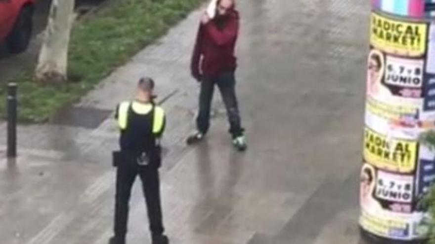 Un policía reduce a un hombre con un hacha de cocina en Barcelona