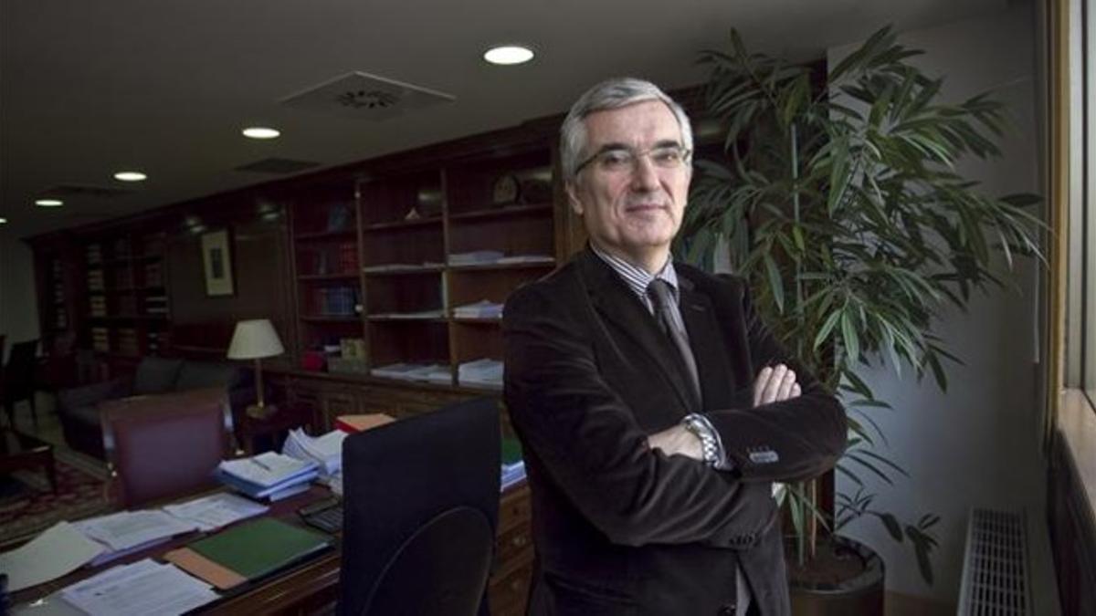 Gonzalo David García de Castro, en su despacho en la delegación de Hacienda en Catalunya.