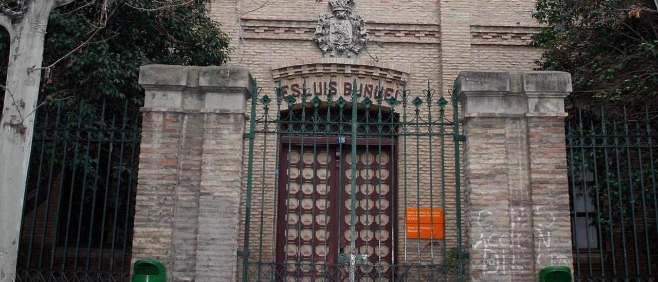 Acceso al antiguo instituto Luis Buñuel de Zaragoza. | EL PERIÓDICO