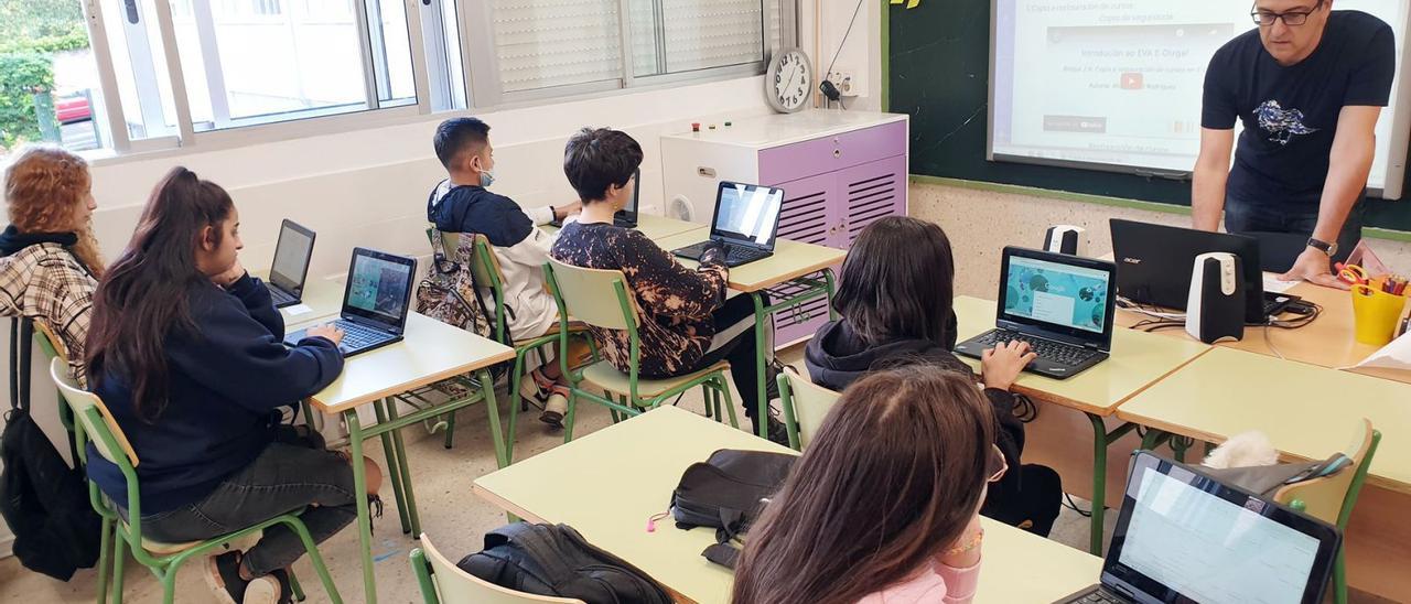 Un grupo de alumnos de 2º de la ESO del IES de Teis, ayer, con sus ordenadores en el aula.  | // MARTA G. BREA