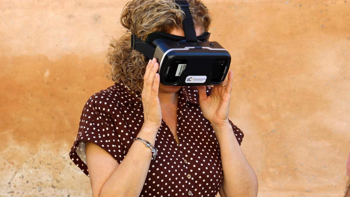 Amparo Folgado con las gafas virtuales que se van a utilizar en la Jornada Digital