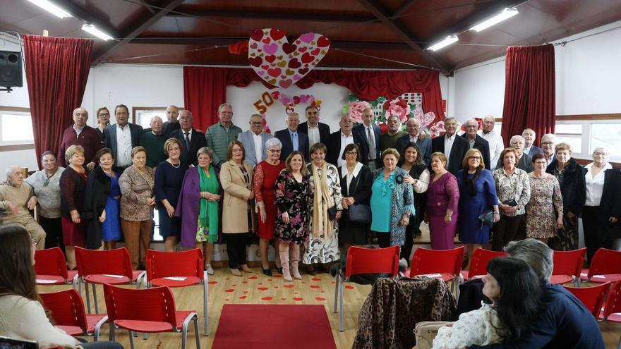 Las 19 parejas homenajeadas por Poio con motivo de sus bodas de oro. |  Gustavo Santos