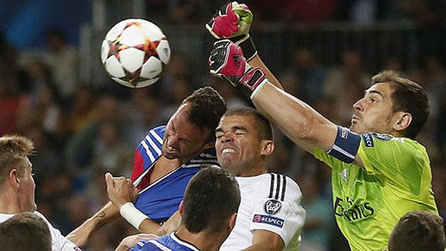 Casillas, en una acción del partido.