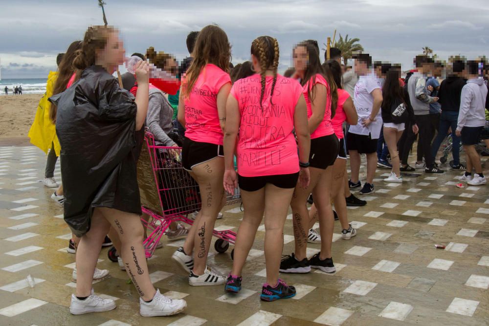 Miles de jóvenes celebran el botellón en la playa de San Juan