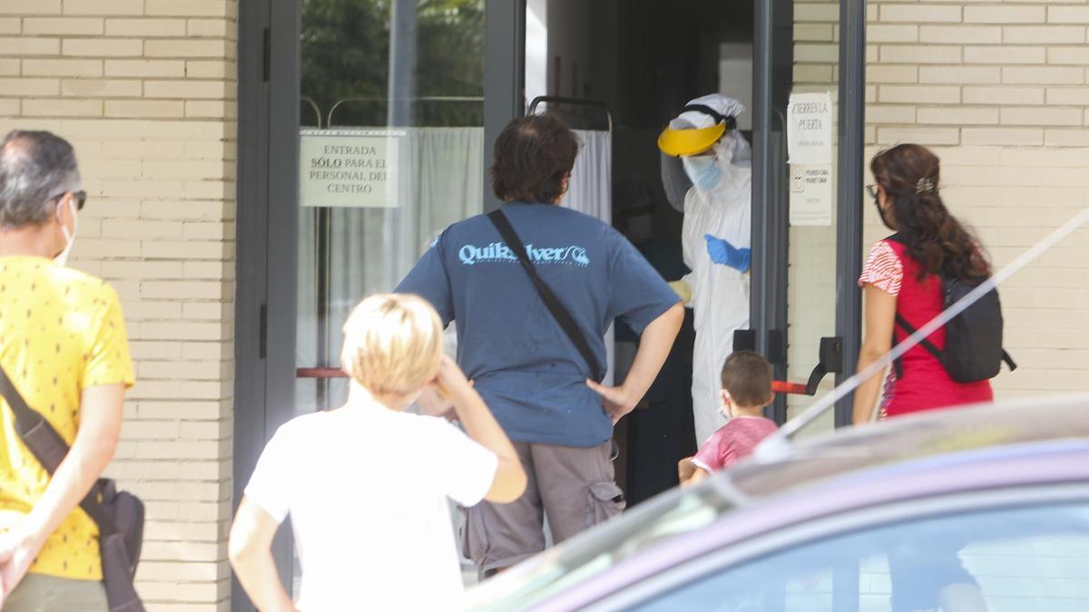 Pacientes a la espera de una PCR