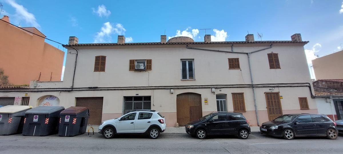 El inmueble se ubica en el número 112 de la calle Cardenal Rossell.