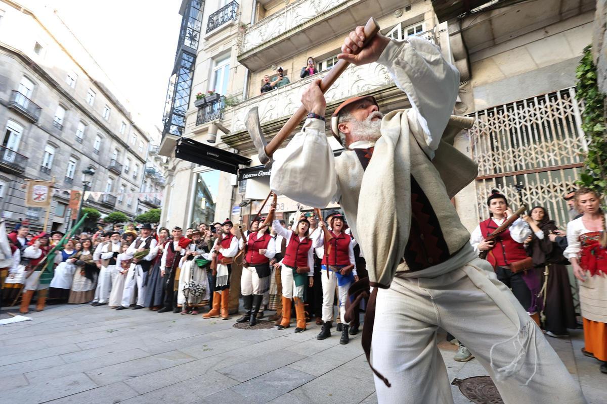 Carolo con su hacha ante la Porta da Gamboa, durante la recreación histórica de &quot;La Reconquista&quot;.