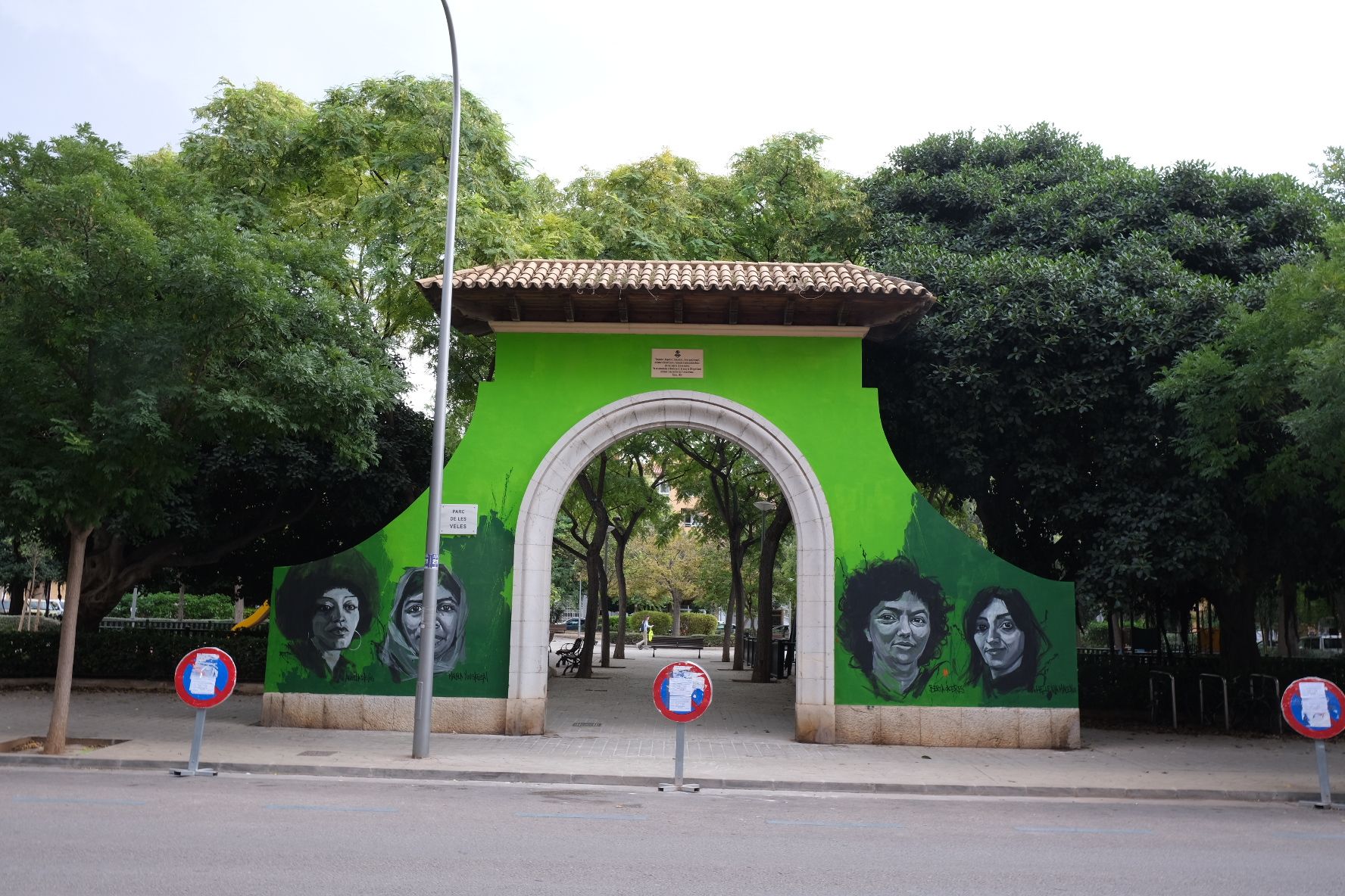 El Ayuntamiento de Palma permite que un mural transforme la histórica puerta del Parc de Ses Veles
