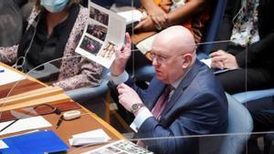 El embajador ruso ante las Naciones Unidas, Vasily Nebenzya, muestra fotografías durante el Consejo de Seguridad reunido el 11 de marzo de 2022, tras la invasión de Ucrania. 