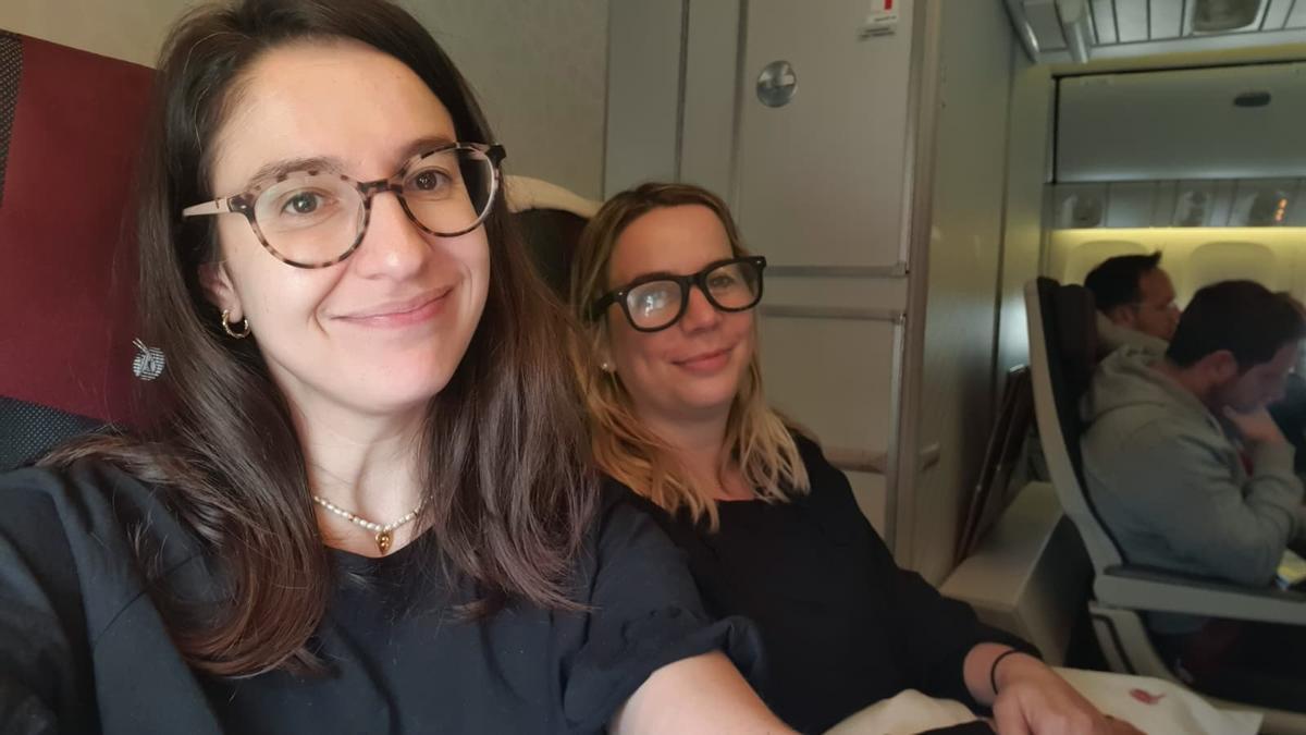 Sofía Fanjul y Yahel Rodríguez, en el vuelo de regreso a España