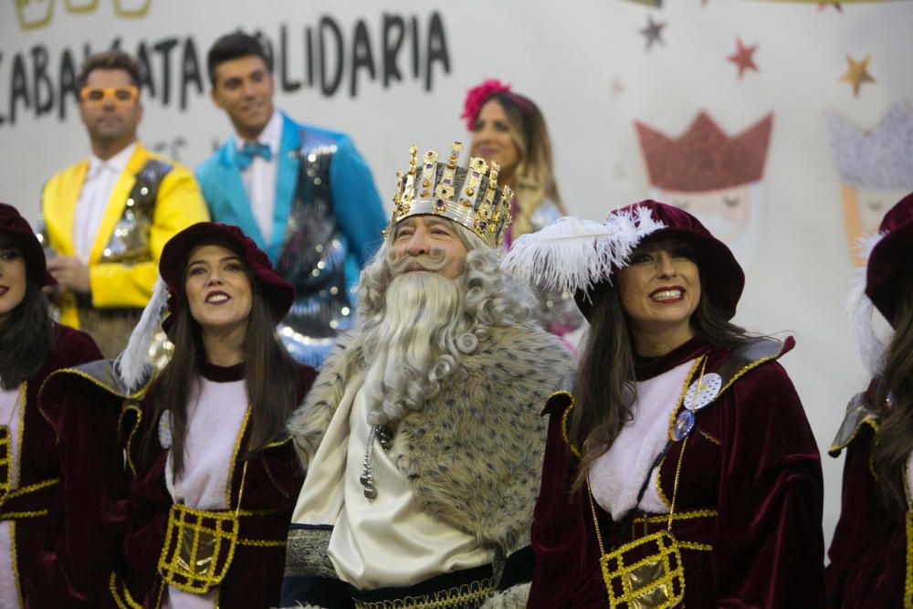 La Cabalgata ha partido poco después de las siete de la tarde desde la avenida de la Estación, con 24 carrozas cargadas con 30.000 juguetes y sacos con 6.000 kilos de caramelos.