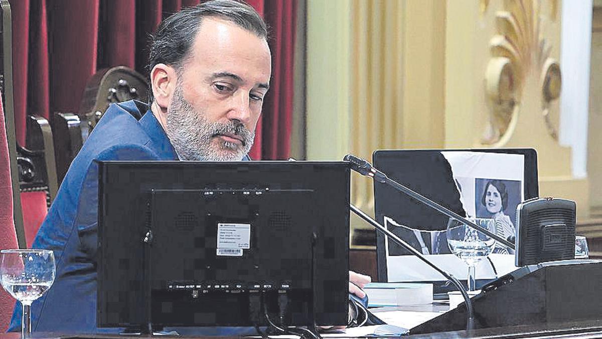 El presidente del Parlament, Gabriel Le Senne, con la foto desgarrada de Aurora Picornell.