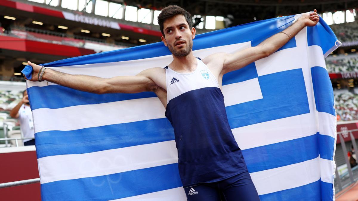 Miltiadis Tentoglou celebra su medalla de oro en salto de longitud.