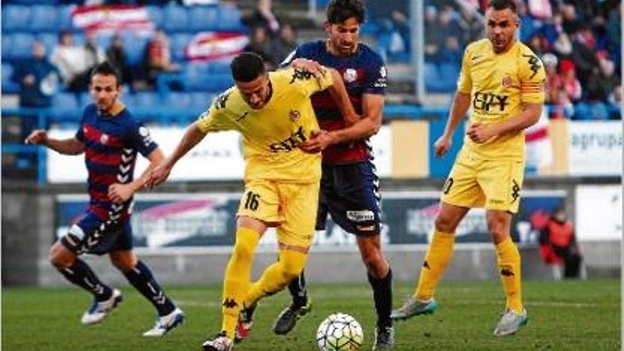 Marcos Tébar pressionant Cristian Herrera dissabte a Palamós en un partit que no va acabar per lesió.