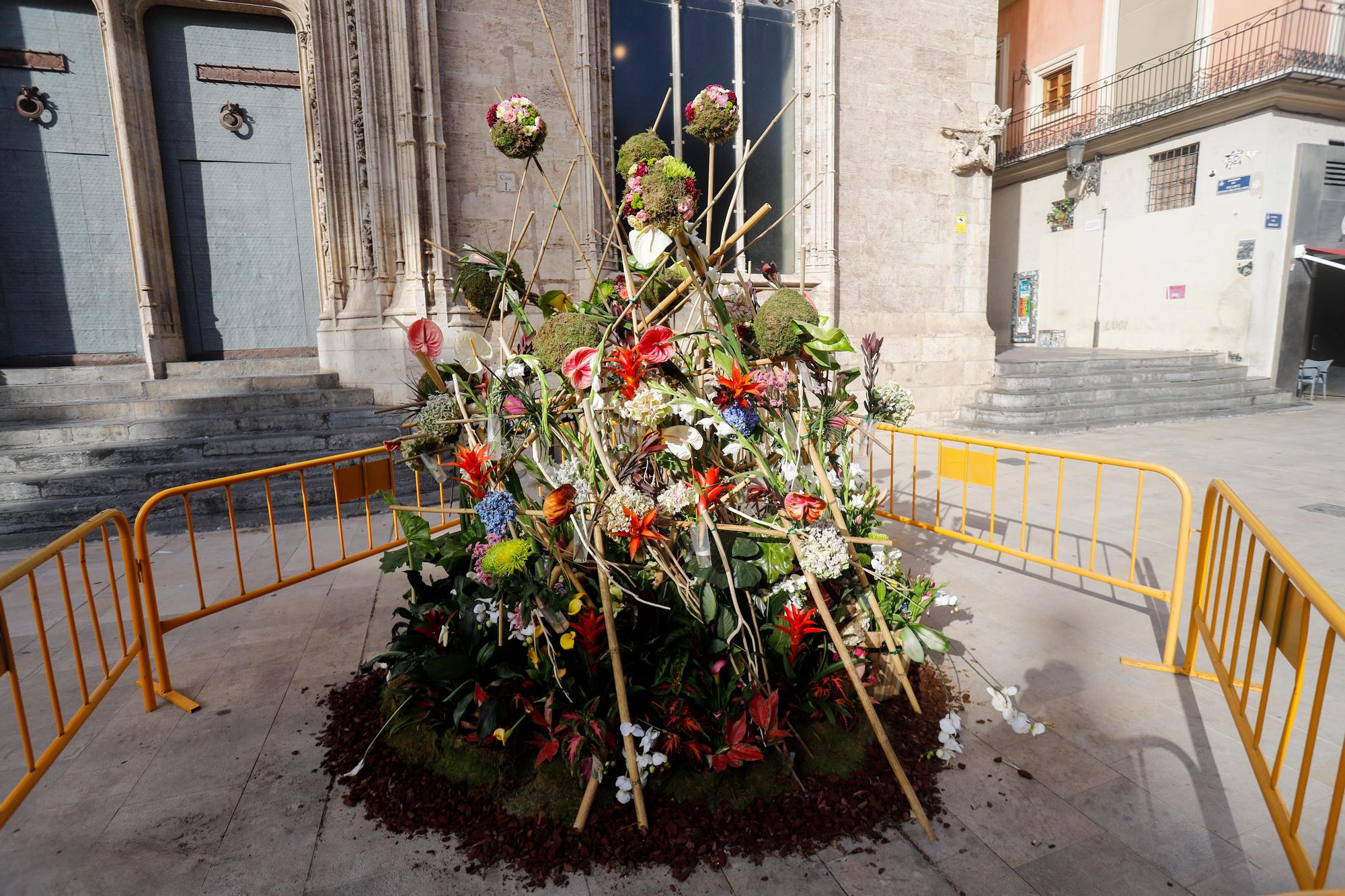 Sábado de Corpus: ambiente en la plaza, balcones y adornos florales