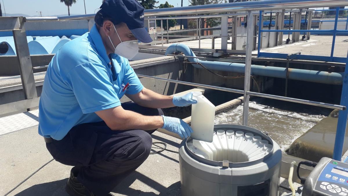 Labores de análisis en aguas residuales.