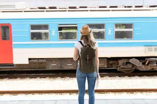 Qué no puedo olvidar si voy en tren: los 10 básicos que no querrás que falten en tu mochila