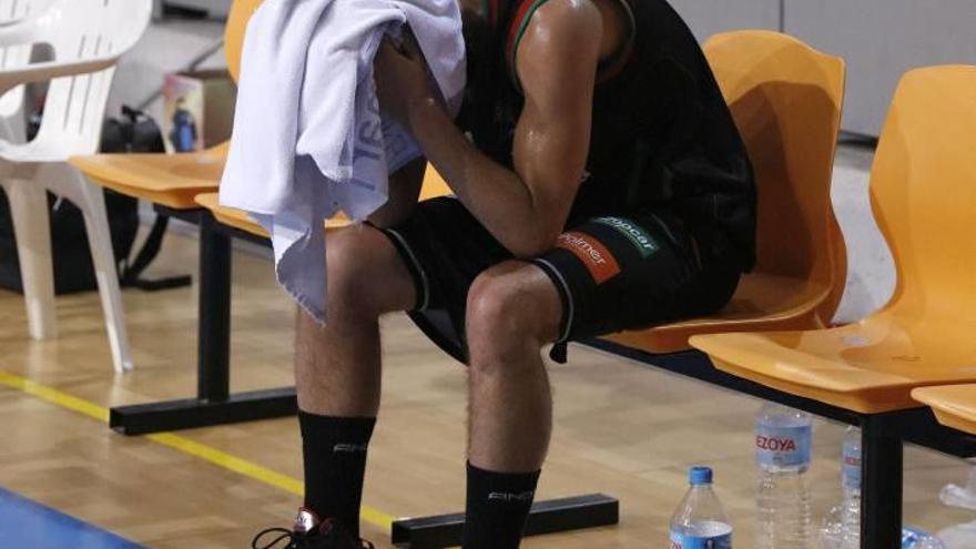 Un jugador del Palma oculta su rostro entre una toalla tras la inútil victoria de ayer.