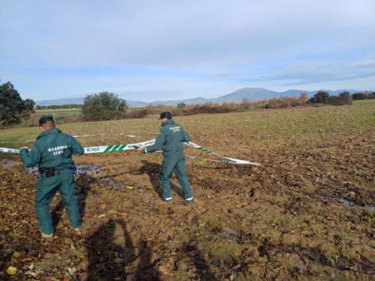 Guardias civiles, acordonando la zona.