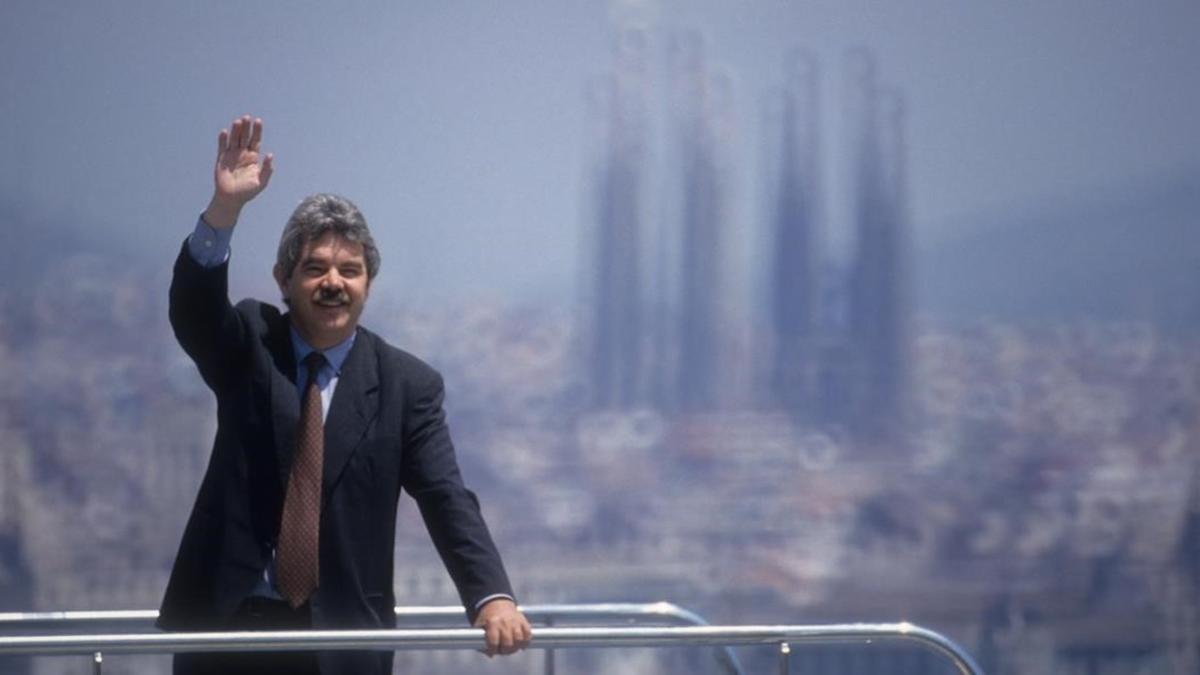 El alcalde Pasqual Maragall posa en el trampolín de las Piscines Picornell.