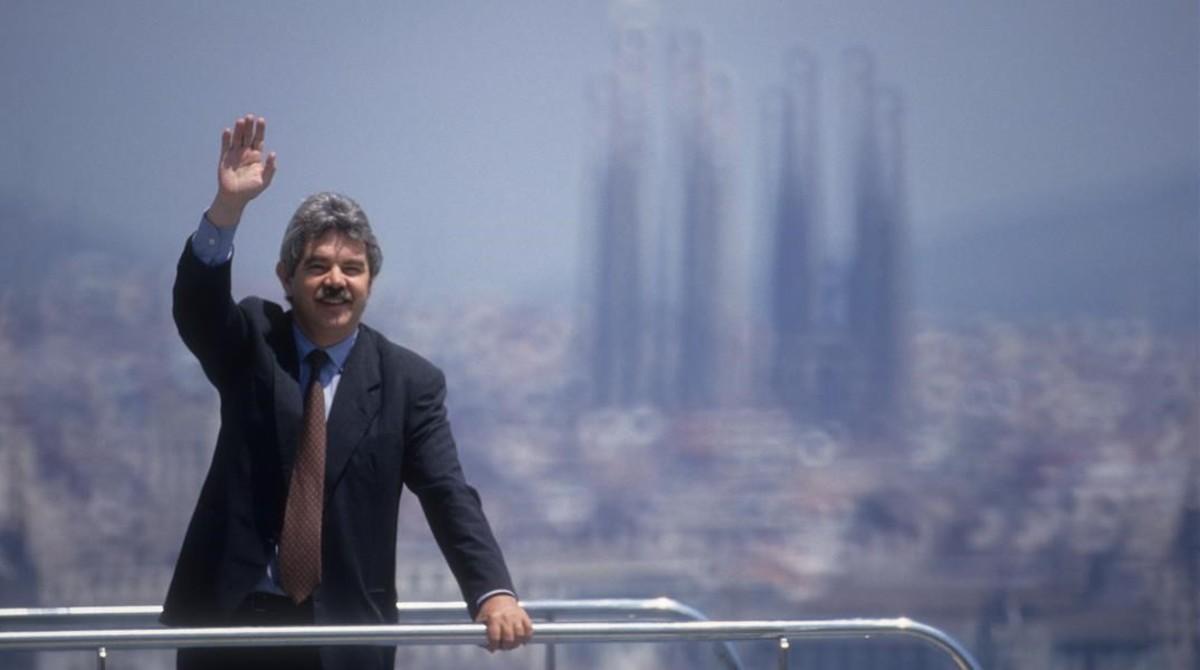 Pasqual Maragall posa en el trampolín de las Piscines Picornell cuando se cumplieron 15 años de los JJOO.