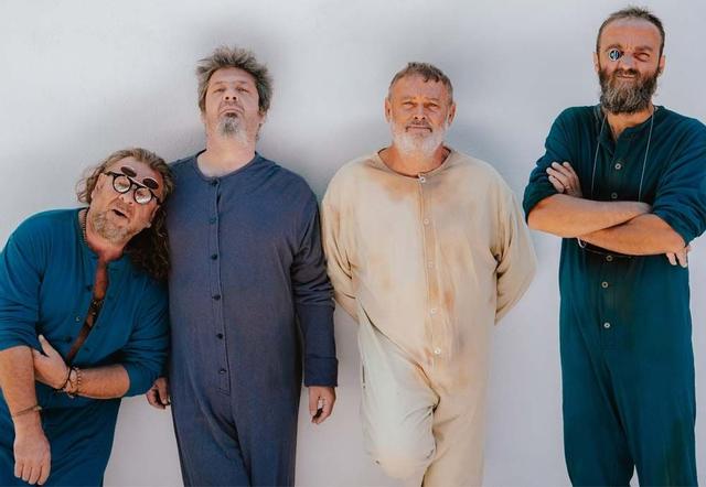 El grupo Los Toreros Muertos, con Pablo Carbonell de blanco en el centro