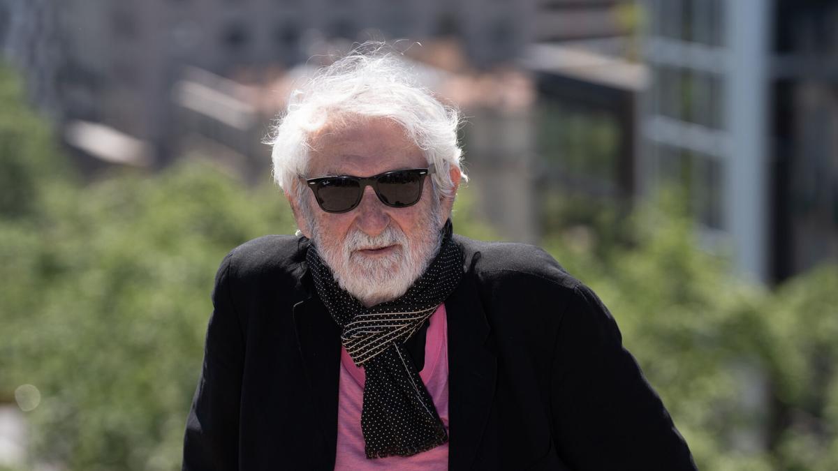 El diseñador y arquitecto Óscar Tusquets durante el photocall de la película 'Dios lo ve' en el BCN Film Fest, en los cines Verdi, este 30 de abril en Barcelona.
